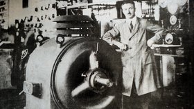 Josef Sousedík u jednoho ze svých elektromotorů