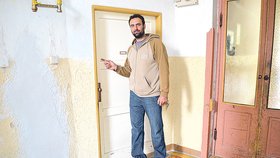 Miloslav Németh (34) ukazuje Blesku dveře, ze kterých vychází nesnesitelný puch