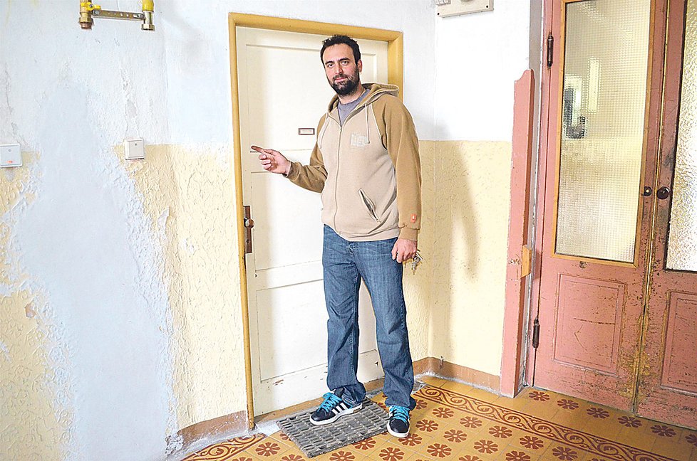 Miloslav Németh (34) ukazuje Blesku dveře, ze kterých vychází nesnesitelný puch