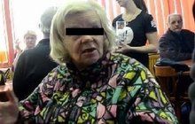 Ludmila R. terorizuje sousedy: Opilá nadává a smrdí! Vodí si do bytu bezdomovce...