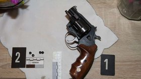 Revolver, který muž vytáhl na souseda.