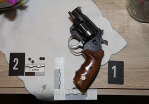 Revolver, který muž vytáhl na souseda.