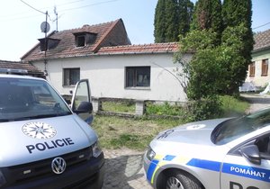 Kriminalisté i v sobotu prohledávali domek, u kterého se odehrála tragédie.