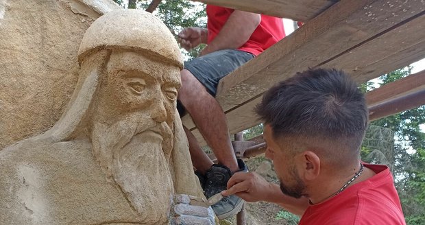 Sousoší husitů vysekané nůžkami a sekerkou: Unikát zbavili mechu, je jako nový