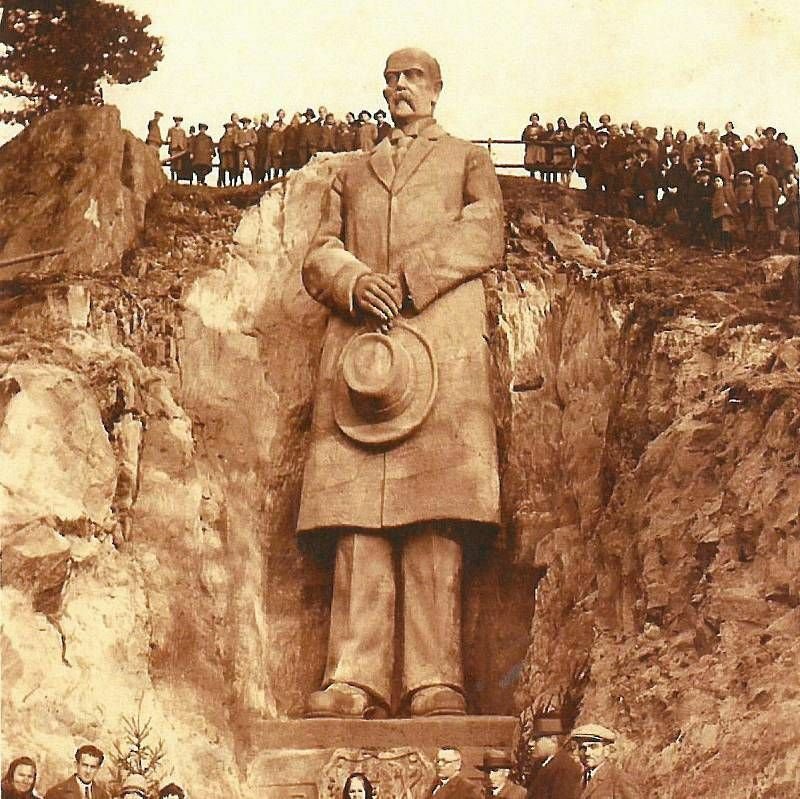 14 a půl metru vysoká socha prezidenta T.G.Masaryka byla Rolínkovým životním dílem. Po okupaci Československa nacisty z ní zbyly jen boty.