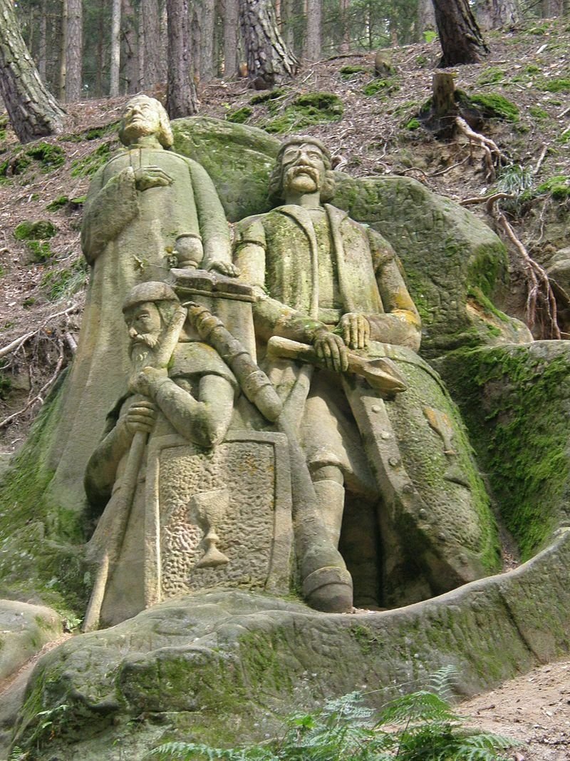 Sousoší husitů u Bořitova tvoří podle odborníků nově Hus, Žižka a Jan Roháč z Dubé (dole). Sousoší je kulturní památkou.