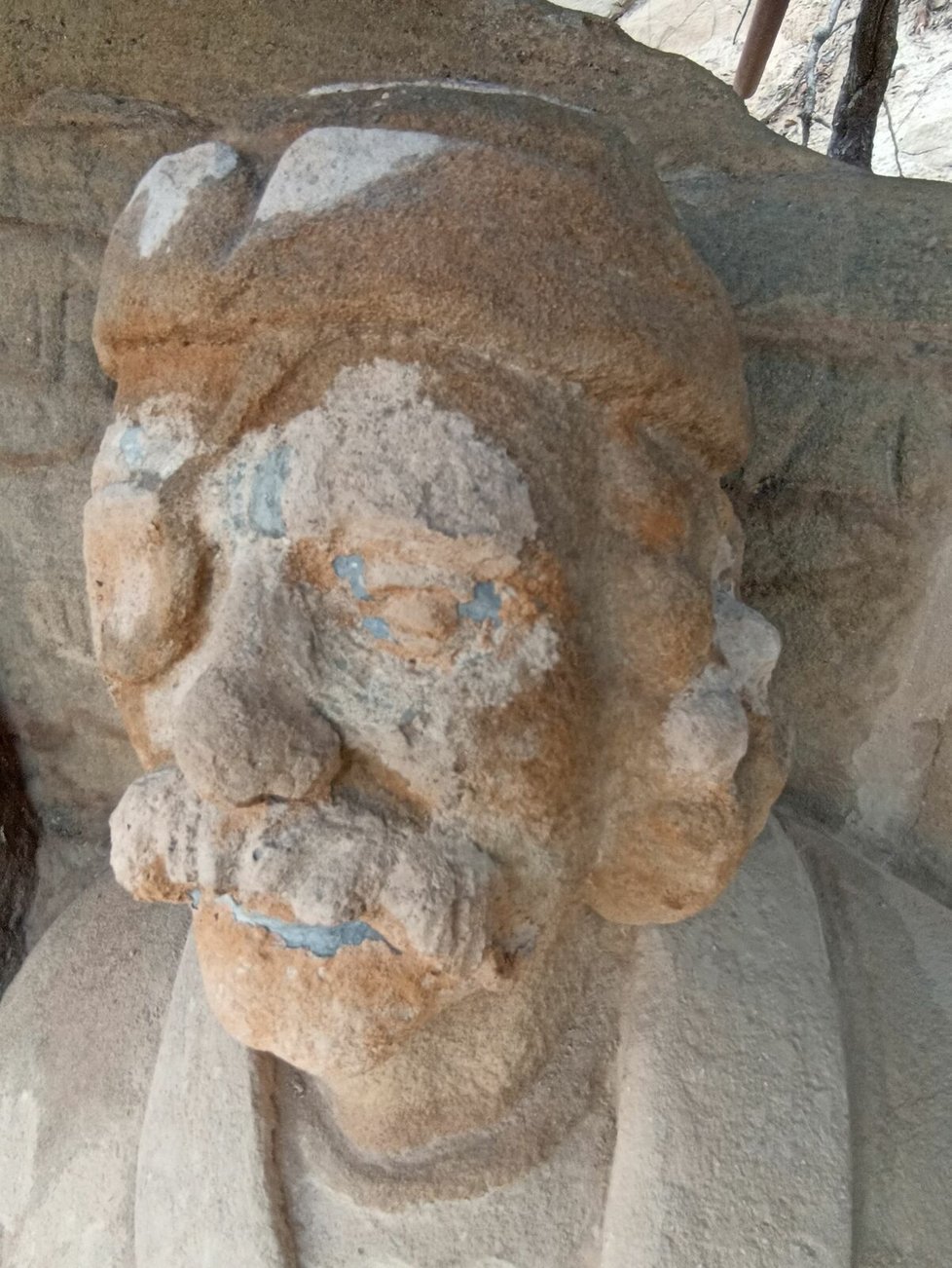 Zub času i turisté se na sto let starých sochách notně podepsali.
