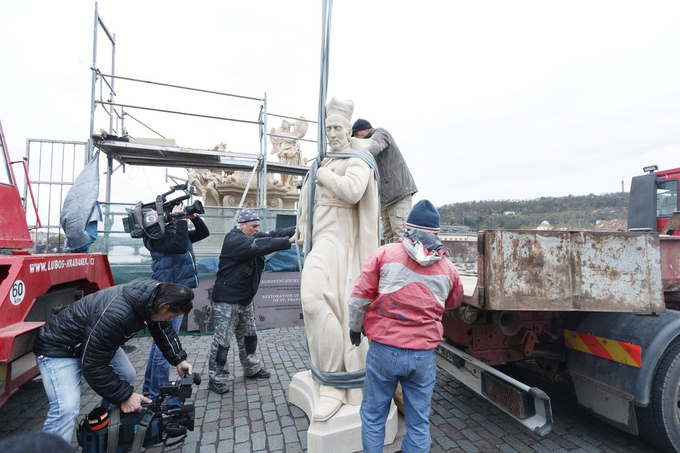 Na Karlův most instalovali kopii sousoší sv. Františka Borgiáše z 18. století od Ferdinanda Maxmiliána Brokoffa.