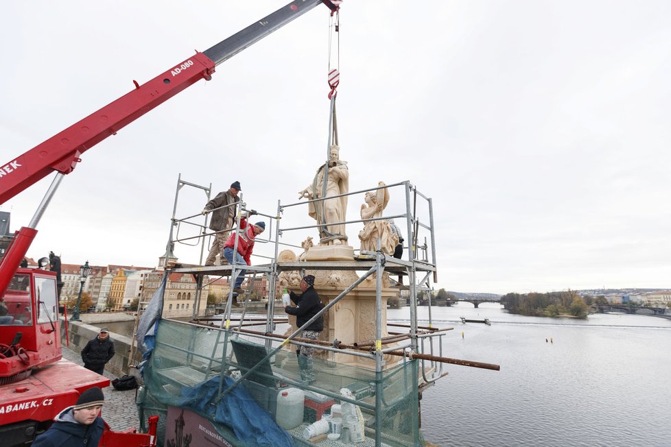 Na Karlův most instalovali kopii sousoší sv. Františka Borgiáše z 18. století od Ferdinanda Maxmiliána Brokoffa.