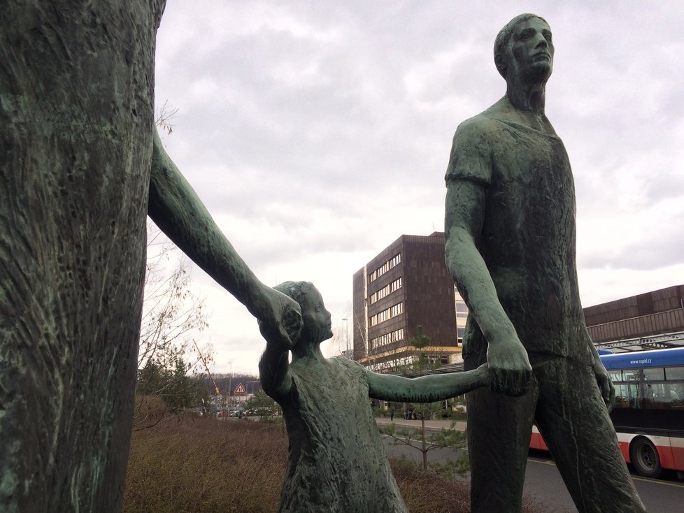 Sousoší Rodina dlouhá léta shlíželo na cestující, kteří odjížděli nebo mířili na Depo Hostivař. Nově je umístěna v Praze 3, odkud také pochází.