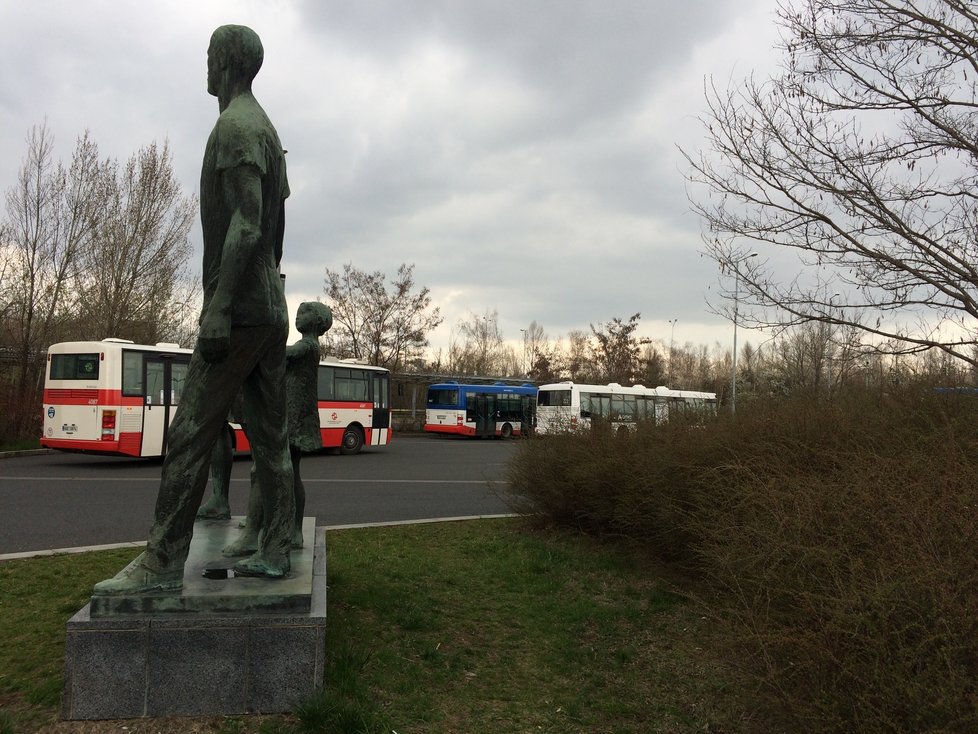 Sousoší Rodina dlouhá léta shlíželo na cestující, kteří odjížděli nebo mířili na Depo Hostivař. Nově je umístěna v Praze 3, odkud také pochází.