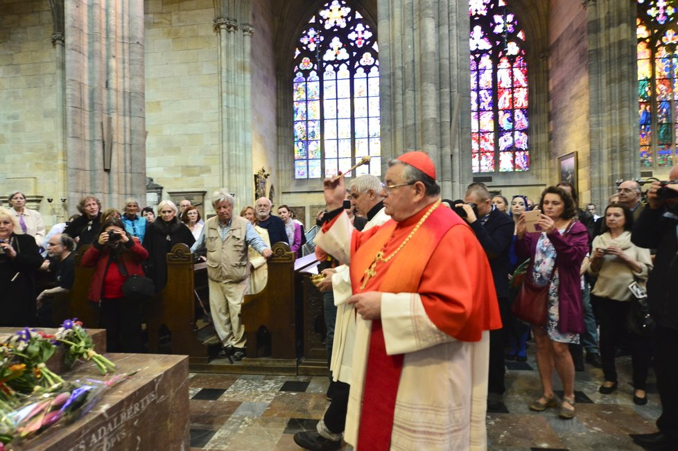 Pražský arcibiskup provedl i svěcení sochy.