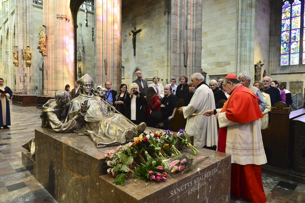 Pražský arcibiskup provedl i svěcení sochy.