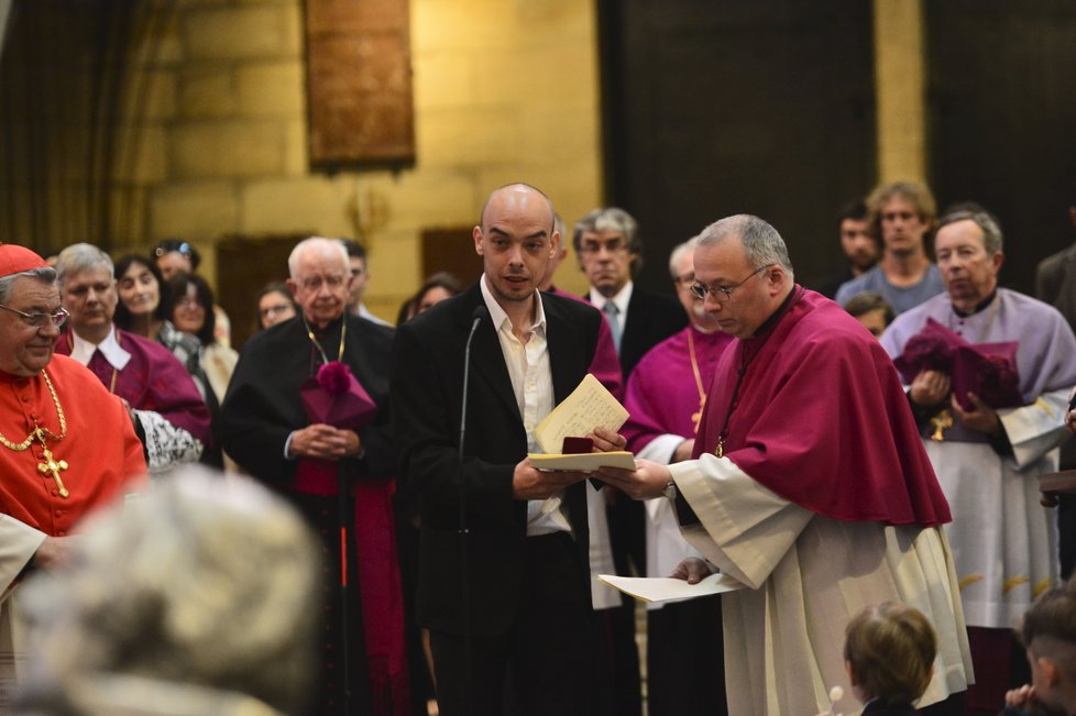 Vnuk známé sochařky Karel Josef Žák převzal za svou babičku i za svého otce medaili Pražského arcibiskupství.