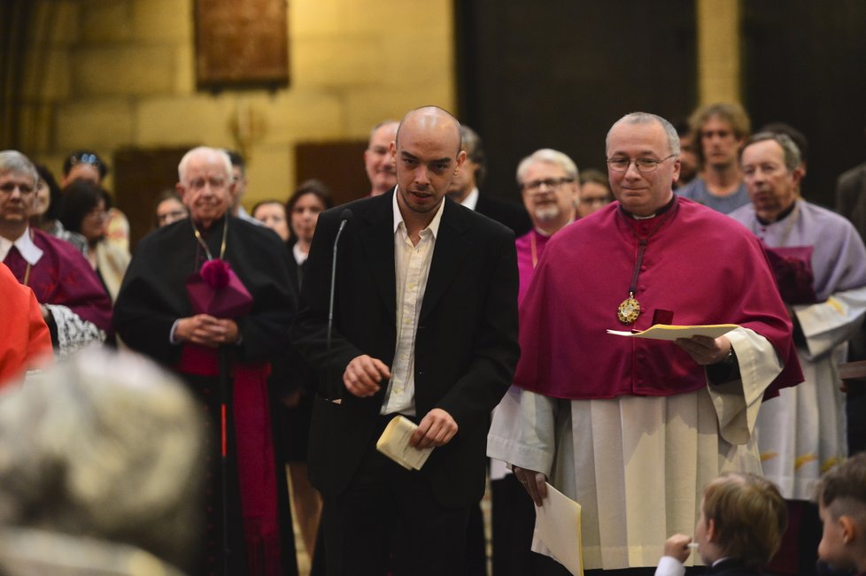 Vnuk známé sochařky Karel Josef Žák převzal za svou babičku i za svého otce medaili Pražského arcibiskupství.