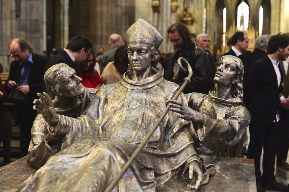 Sousoší svatého Vojtěcha se po dlouhých desetiletích objevilo na Pražském hradě. Byl to přitom Břetislav I., který ostatky světce přivezl do Prahy až z Hnězdna.