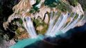 Soutěž návštěvníků Dronestagramu: 1. místo - mexický vodopád Tamul, vysoký 105 metrů