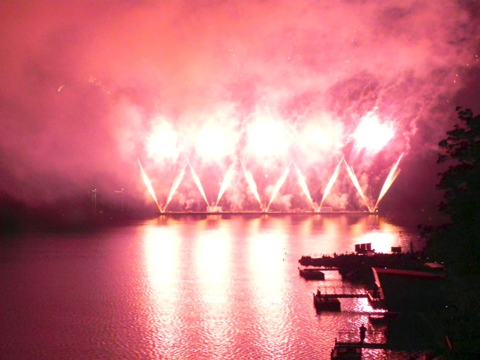 Neopakovatelná atmosféra ohňostroje nad Brněnskou přehradou.