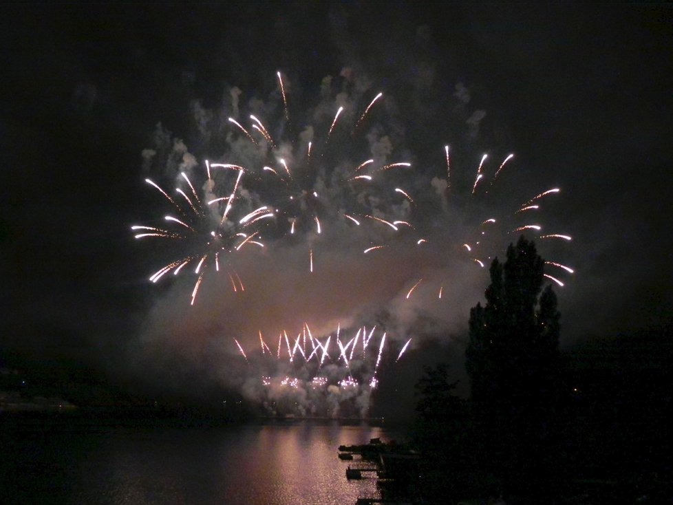 Neopakovatelná atmosféra  ohňostroje nad Brněnskou přehradou.