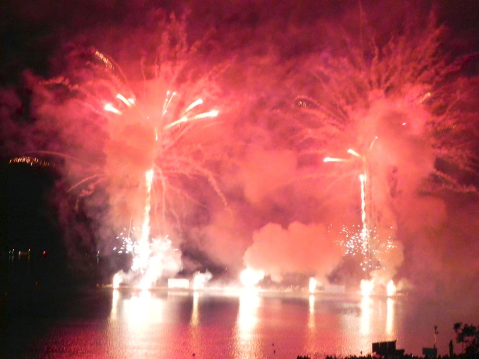 Neopakovatelná atmosféra  ohňostroje nad Brněnskou přehradou.