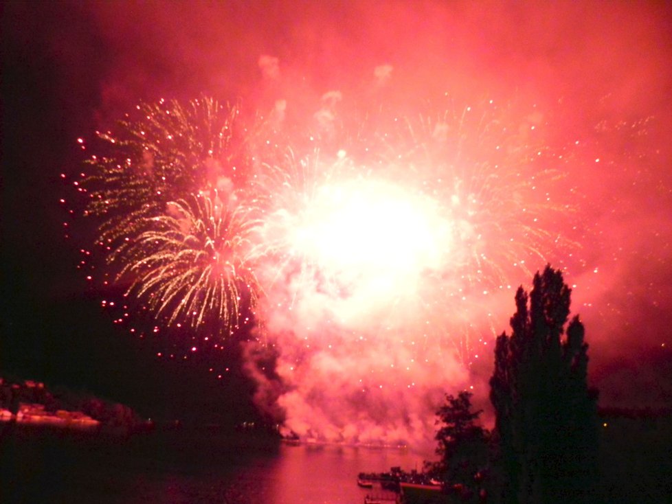 Neopakovatelná atmosféra  ohňostroje nad Brněnskou přehradou.