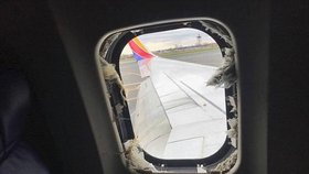Letadlu se odtrhla část krytu levého motoru a rozbila jedno z oken.