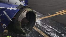 Poškozené letadlo na ranveji