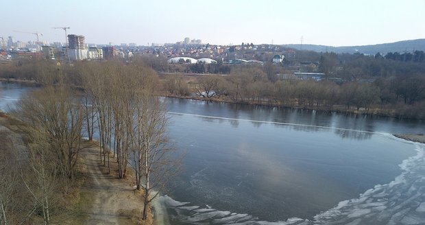 Kvůli celodenním mrazíkům mrzne už i soutok Berounky s Vltavou.