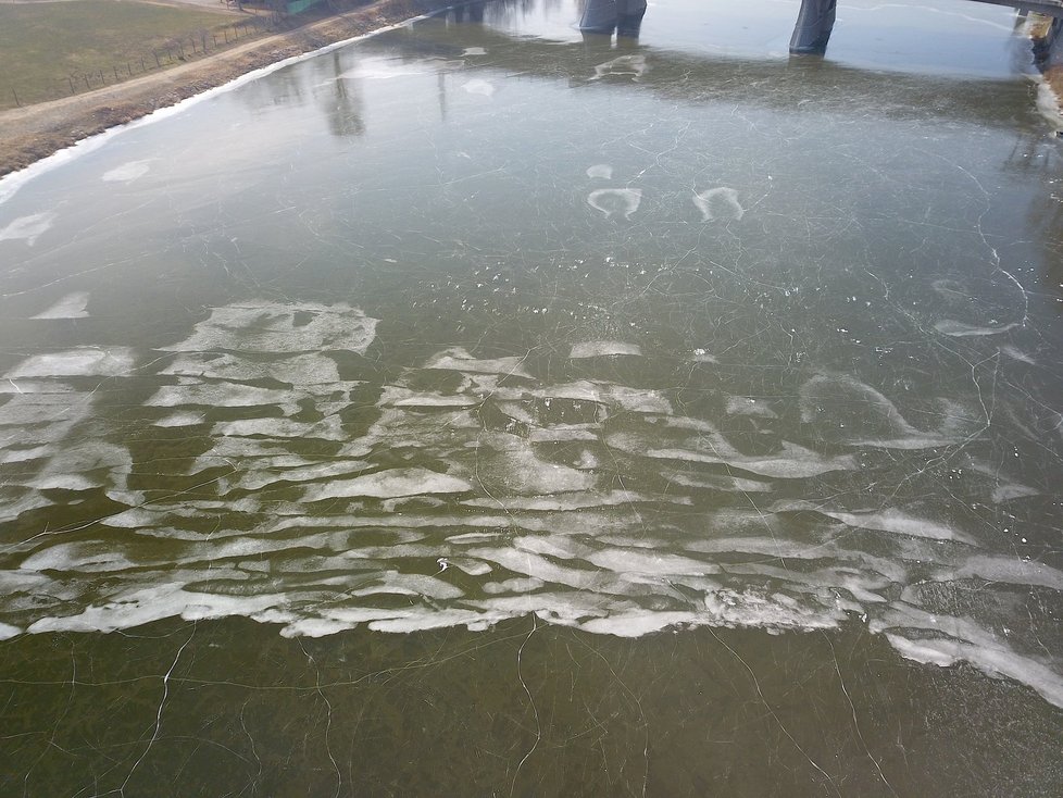 Kvůli celodenním mrazíkům mrzne už i soutok Berounky s Vltavou.