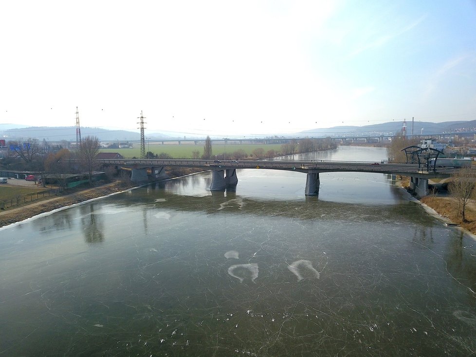 Kvůli dennodenním mrazům pokryl hladinu Berounky před soutokem s Vltavou led.