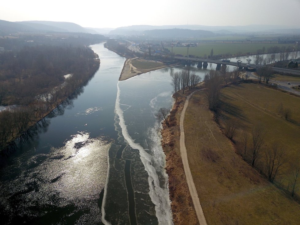 Zatímco Berounku pokryl led, Vltava odolala. (2018)