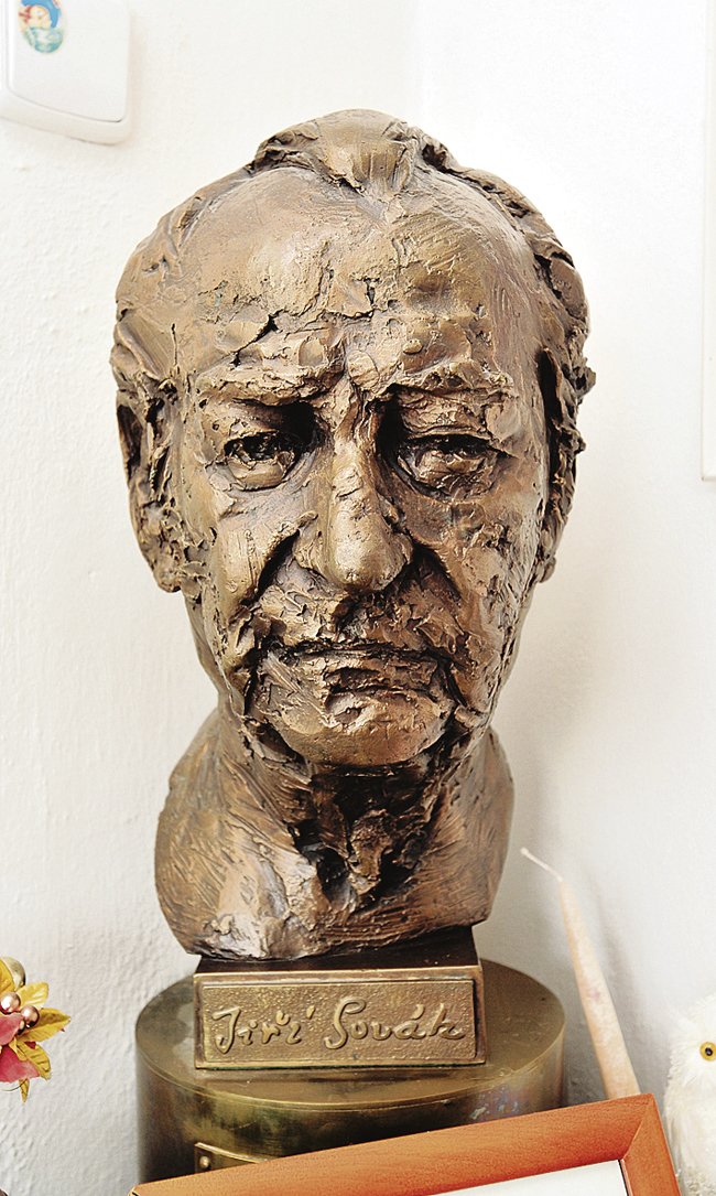 Sovákova busta z rukou sochaře Josefa Nálepy.