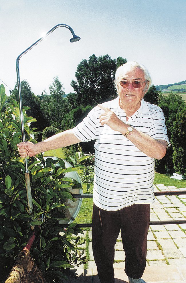 Jiří Sovák byl na svou zahradní sprchu hrdý, pod studenou vodu lezl už zjara. Výtvor jeho šikovných rukou se mu stal osudným.