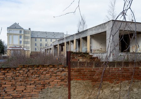 Následky působení sovětské armády v jednom z nejstarších gymnázií v Česku se v Krupce po třiceti letech podařilo téměř odstranit. Do oprav investovalo litoměřické biskupství desítky milionů korun. Vlevo na snímku z 21. února 2020 je obnovené Biskupské gymnázium, v budově funguje i základní a mateřská škola. Vpravo je zdevastovaná budova bývalé vojenské jídelny.