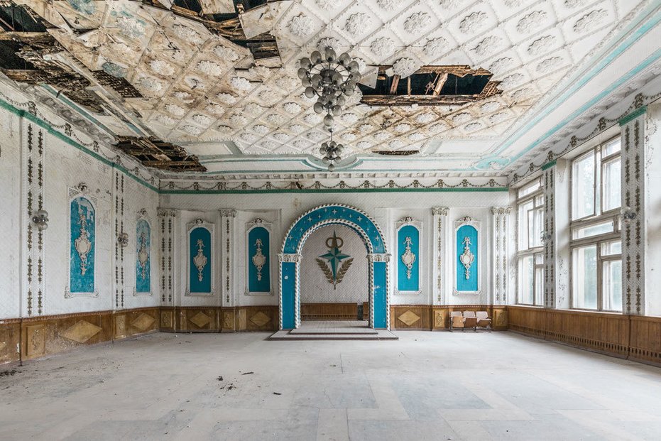 Francouzský fotograf Terence Abela ve své publikaci „Abandoned USSR“ ukazuje zašlou krásu opuštěných budov postavených v bývalém Sovětském svazu