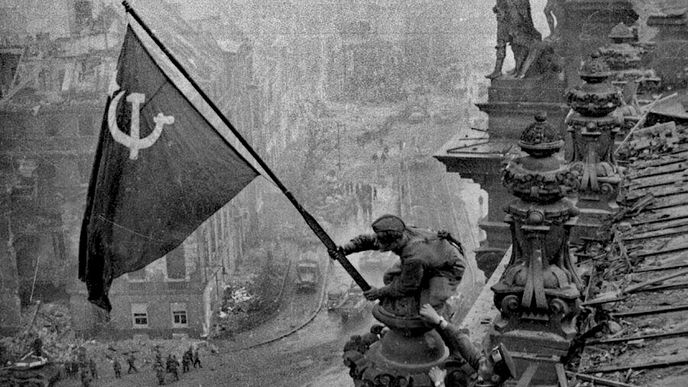 Vztyčení sovětské vlajky nad Reichstagem. 