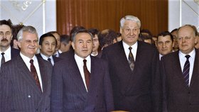 Rozpouštění SSSR: Jelcin, Kravčuk, Nazarbajev, Šuškevič.