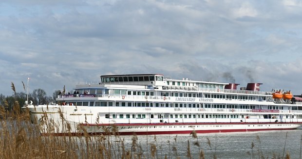 Luxusní parník z Československa v plné rychlosti narazil do mostní konstrukce: Dosud nevyřešenou nehodu nepřežilo 176 lidí