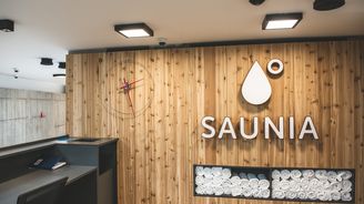 Ranní check: Saunia tratí téměř půl miliardy, advokáti pomáhají startupům dohnat USA