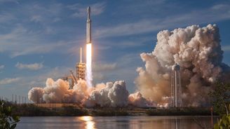 Muskova SpaceX otestovala motor pro lety k Měsíci a Marsu