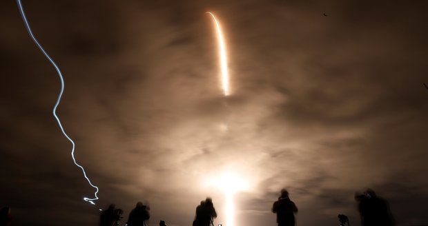 Raketa společnosti SpaceX vzlétla z Floridy směrem k ISS: Do lodi Crew Dragon nasedli 4 astronauti 
