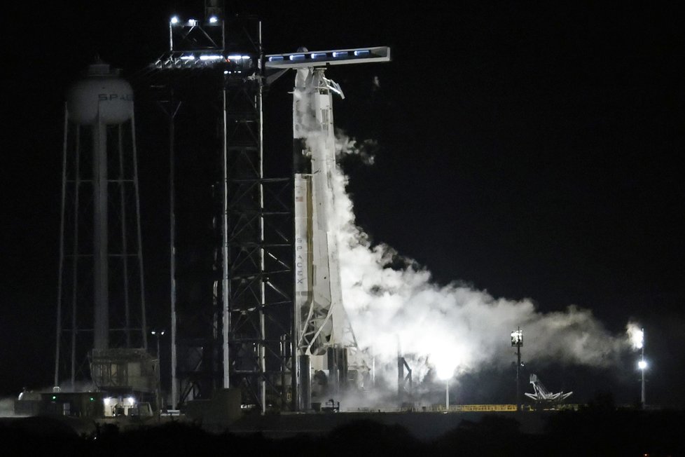 Start rakety Falcon 9 společnosti SpaceX. Do lodi Crew Dragon usedli 4 astronauti mířící na ISS.