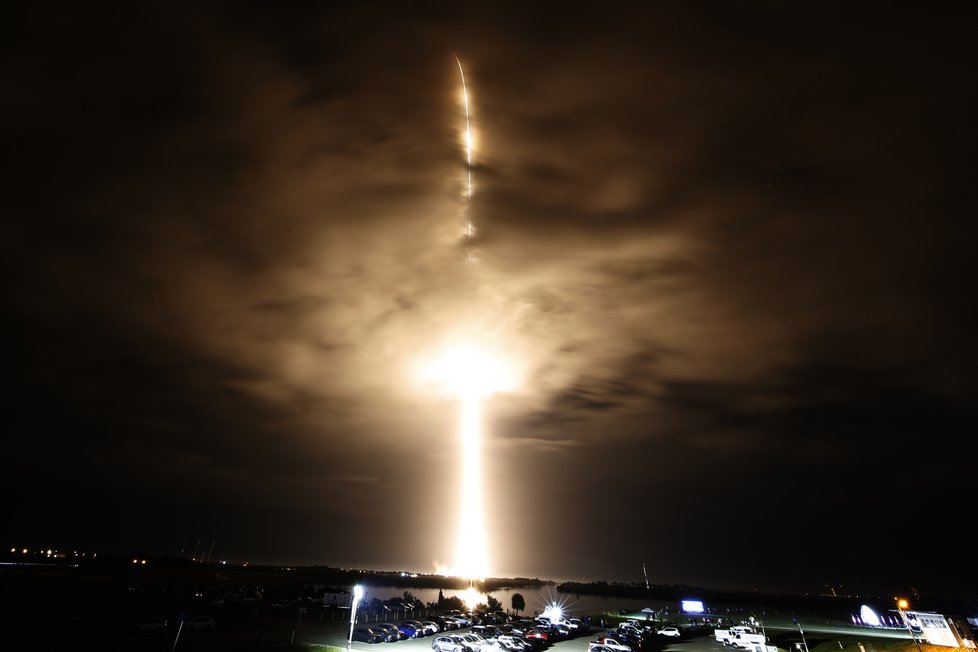 Start rakety Falcon 9 společnosti SpaceX. Do lodi Crew Dragon usedli 4 astronauti mířící na ISS.