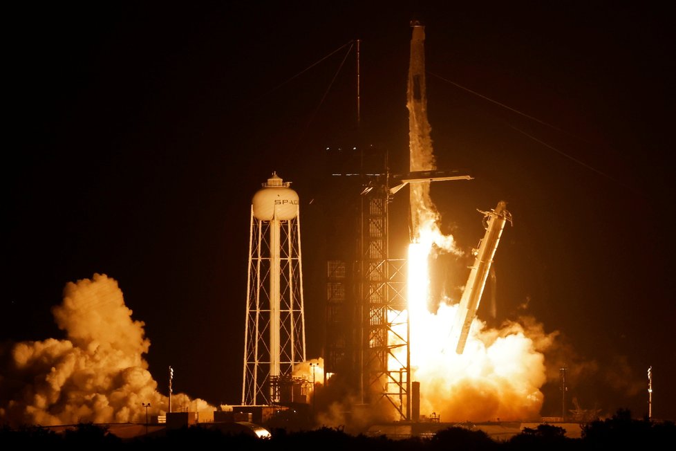 Start rakety Falcon 9 společnosti SpaceX. Do lodi Crew Dragon usedli 4 astronauti mířící na ISS.