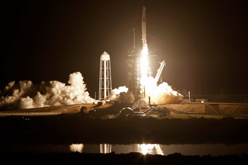 Start rakety Falcon 9 společnosti SpaceX. Do lodi Crew Dragon usedli 4 astronauti mířící na ISS.