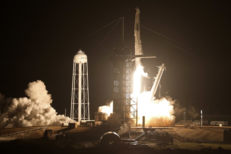 Start rakety Falcon 9 společnosti SpaceX. Do lodi Crew Dragon usedli 4 astronauti mířící na ISS.