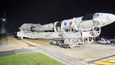 Doprava rakety Falcon 9 a lodi Crew Dragon na startovací rampu.