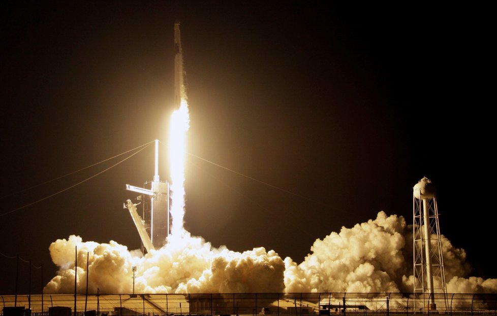 Po zhruba 27 hodinách letu se v pátek kosmická loď Crew Dragon soukromé americké společnosti SpaceX v automatickém režimu úspěšně spojila s Mezinárodní vesmírnou stanicí (ISS).