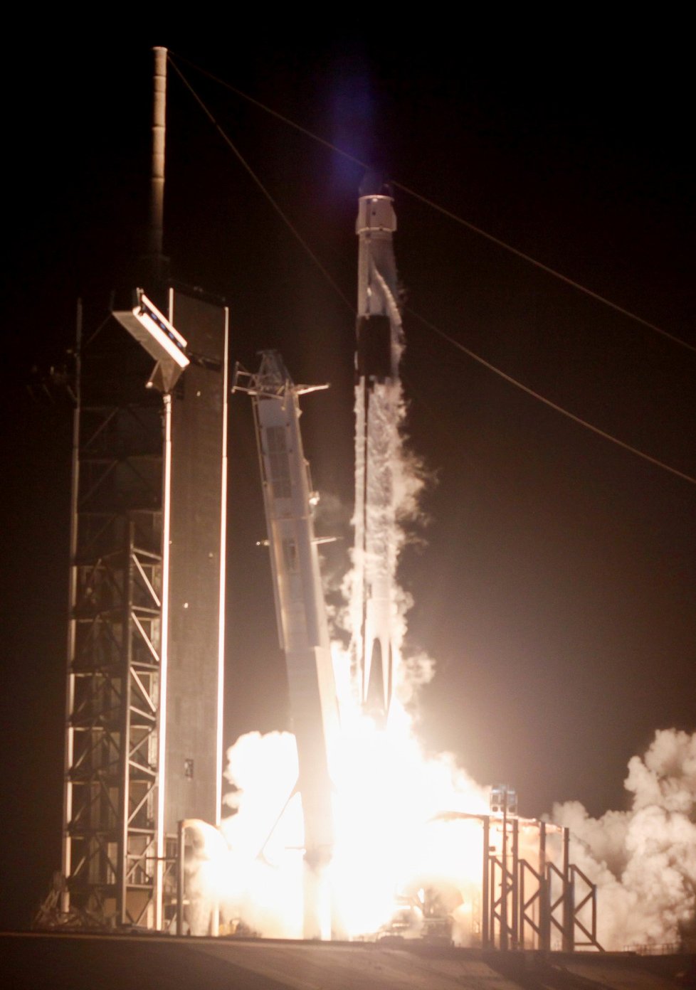Po zhruba 27 hodinách letu se v pátek kosmická loď Crew Dragon soukromé americké společnosti SpaceX v automatickém režimu úspěšně spojila s Mezinárodní vesmírnou stanicí (ISS).