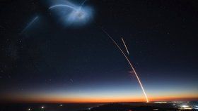 Takový úkaz vytvořil na obloze v Kalifornii start rakety Falcon 9 od společnosti SpaceX..